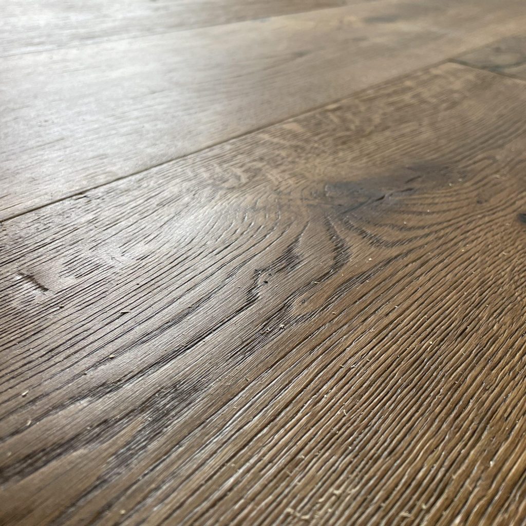 Sol en bois massif foncé posé par Keov Rénovation